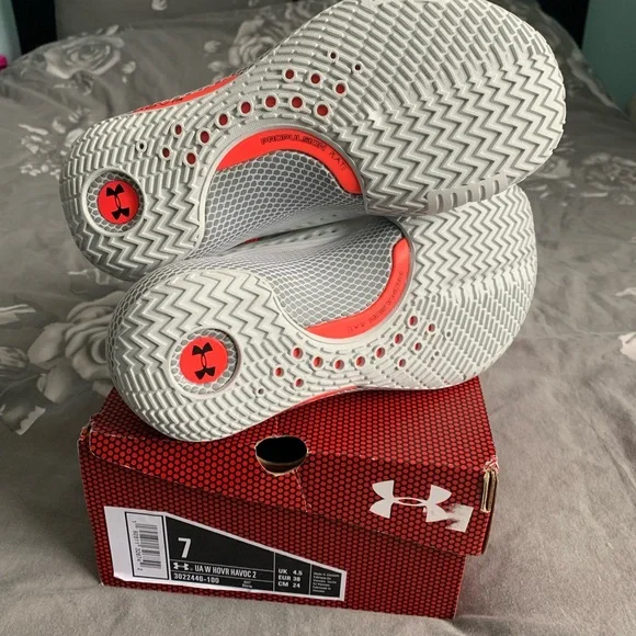 🤍UA basketball shoes sz7W🤍 - Picture 8 of 8